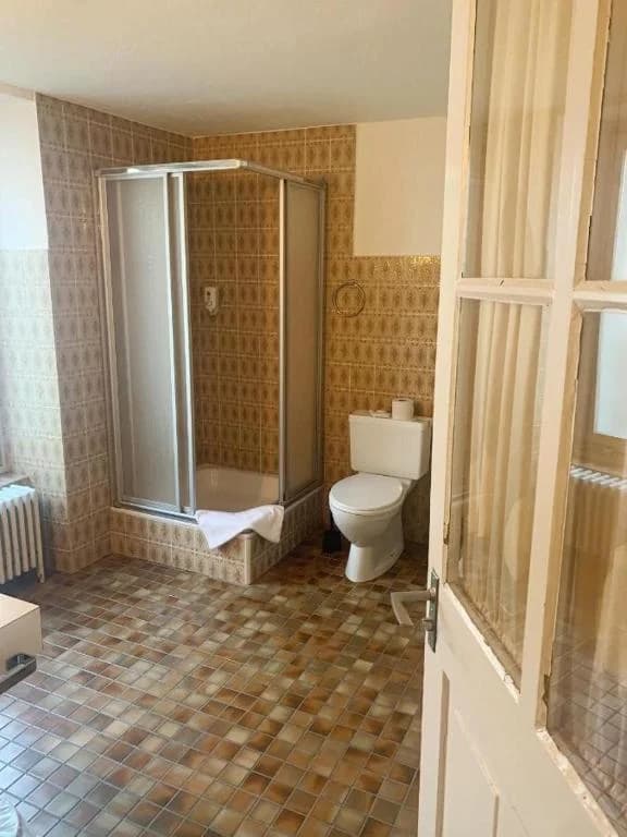 Single Room with Shared Bathroom image 4