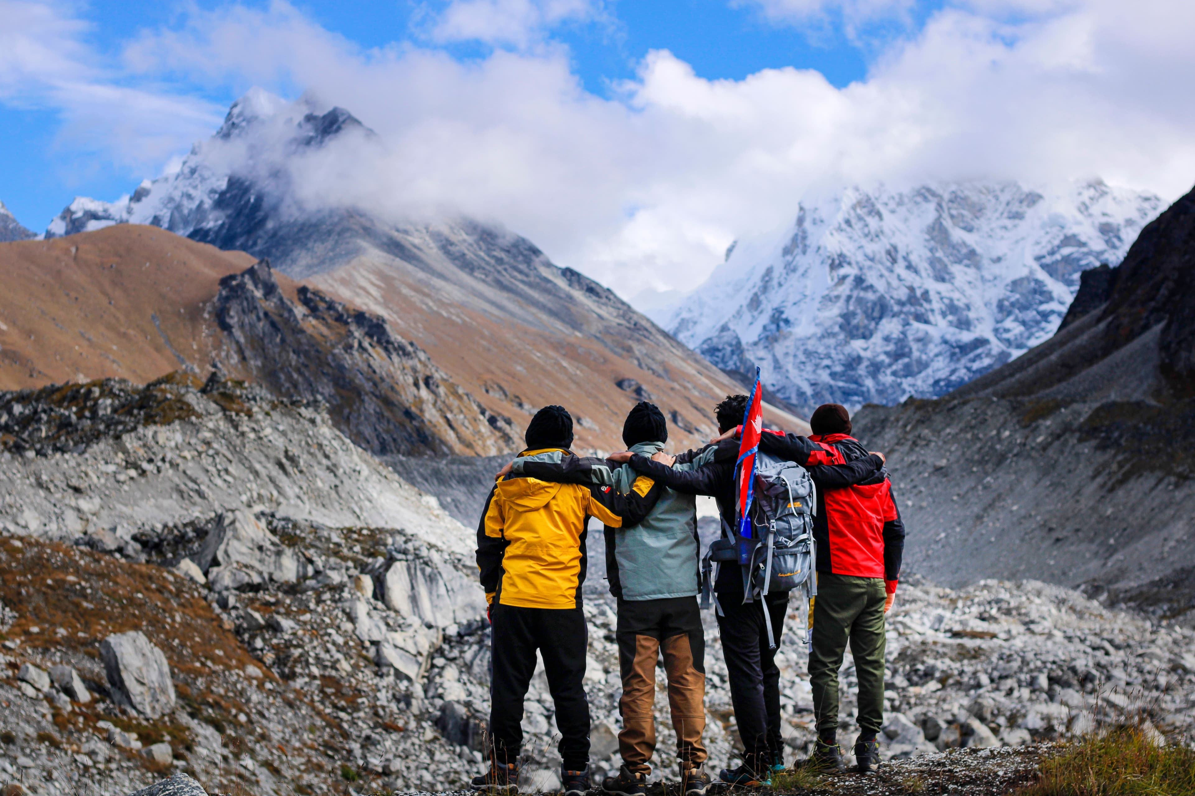 Groups and families hiking near Meiringen